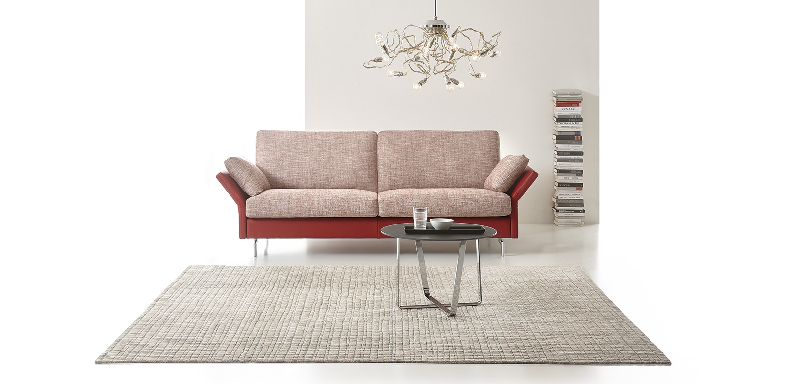 CL990 Sofa in rood-witte stof gecombineerd met rood lederen elementen