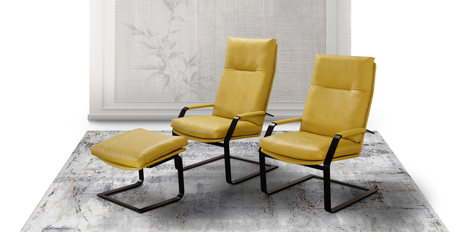Freischwinger-Sessel CL262/263 aus dunkelgelben Leder mit passenden Hocker auf grauem Teppich