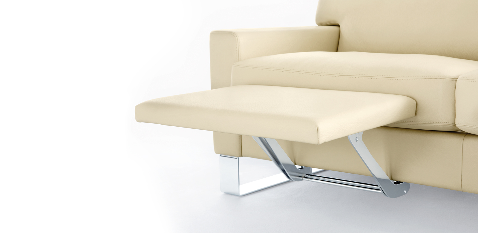 CL400 with beige leather and silver/chrome runners, with focus on the fold-out footrest.