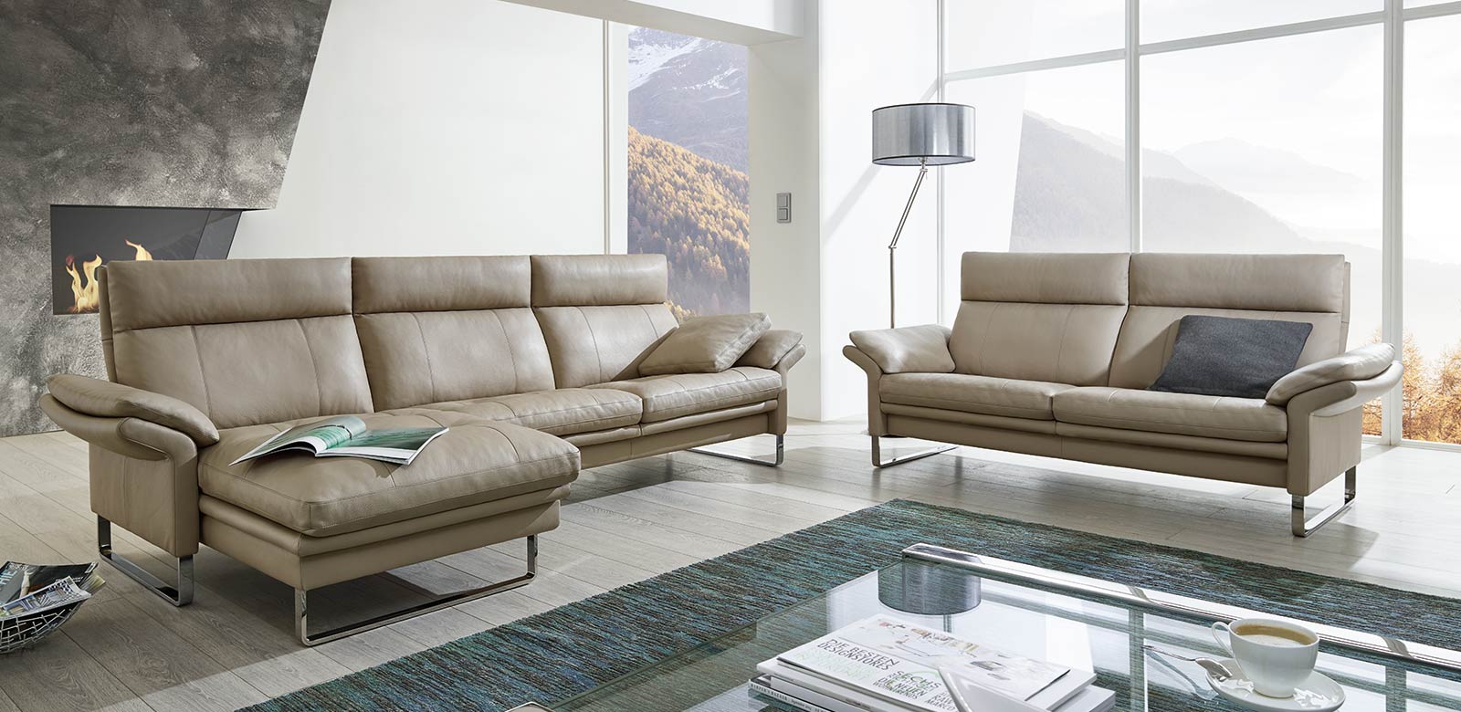 Our Lucca seating furniture, a high-quality leather sofa, is firmly anchored in the collection philosophy and documents the classic claim among Erpo's high-quality sofas. At the same time, the relax sofa comes up with real innovations. The softly curved armrests including the cushions allow different ways of sitting. The second, closer look is drawn by the parallel seams of the back and seat cushions.