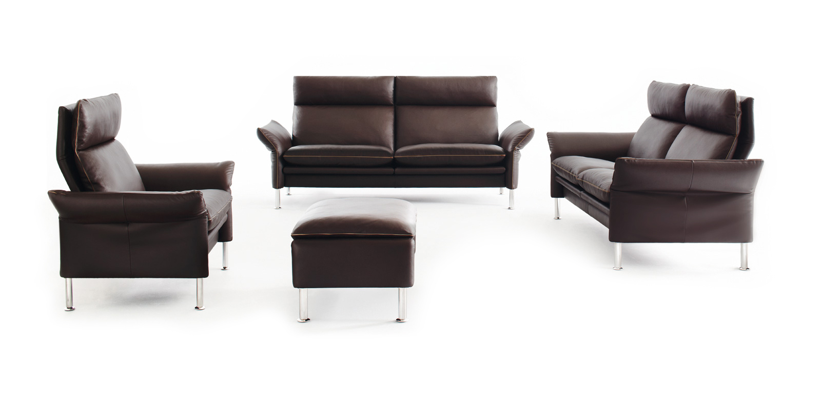 Freigestellte Porto Sitzgruppe aus zwei Sofas, Sessel und Hocker in dunkelbraunem Leder.