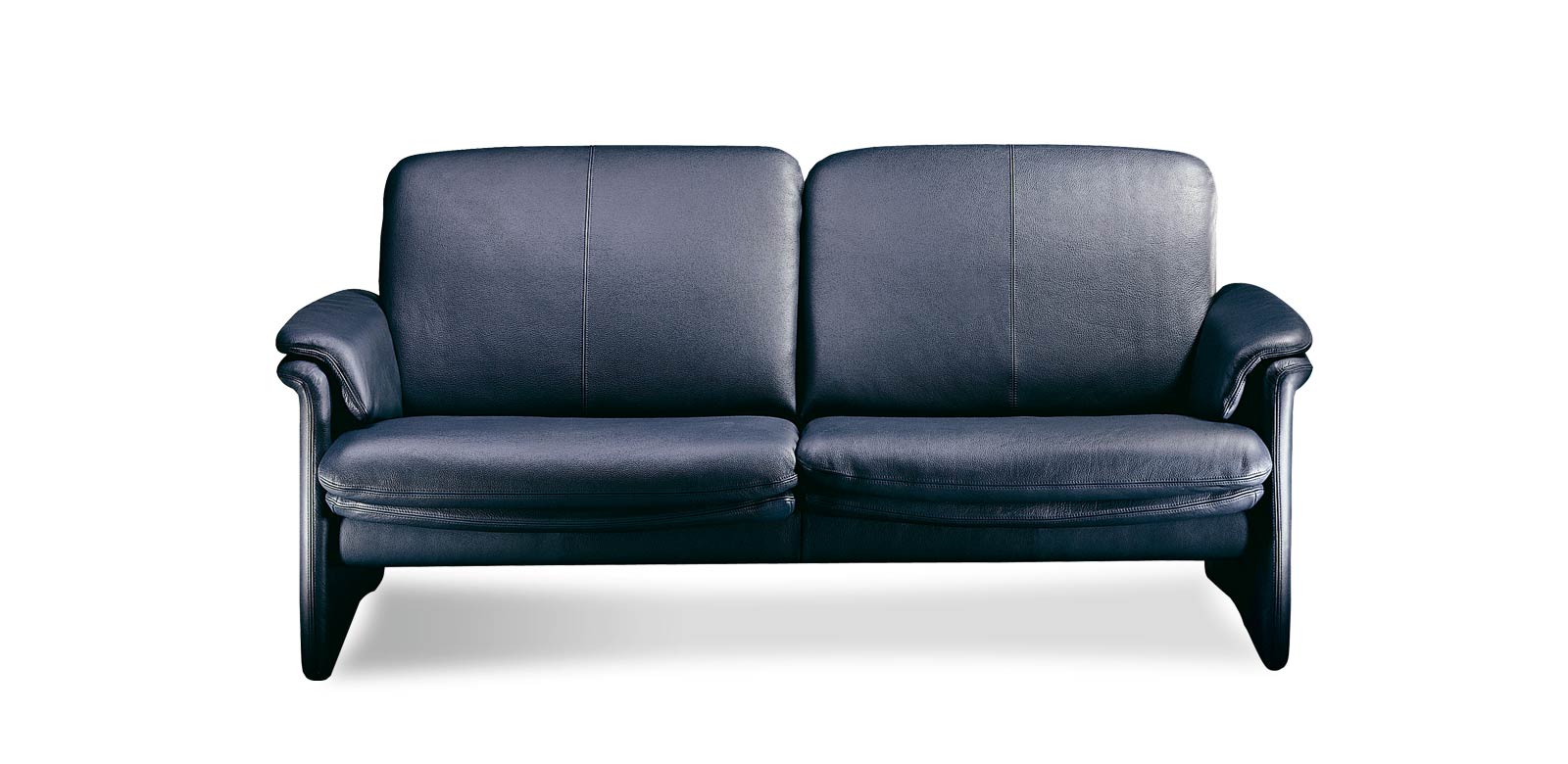 Front view of the City sofa in black leather.