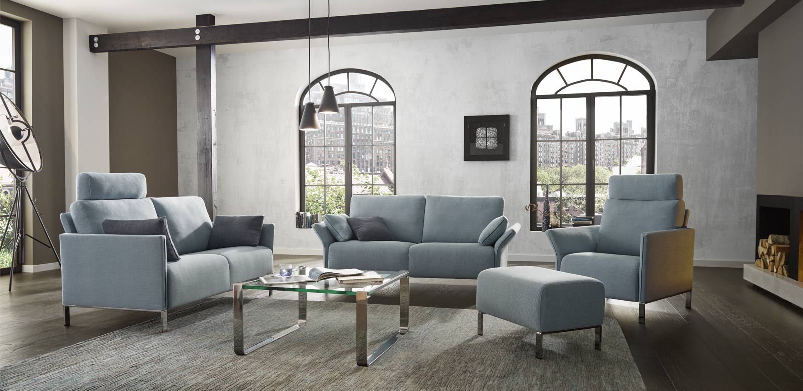 Cool special Scandic look paired with refined and beautiful details gives the noble sofa its special charisma. Whether in fabric or leather, an exclusive sofa like Modena is a real eye-catcher as a 2- or 3-seater with stool or single armchair. The narrow armrests can be angled up to 72° and thus adjusted as required. A contrasting decorative seam on the front of the armrests emphasises the slender silhouette. The sofa is optionally available with a headrest.