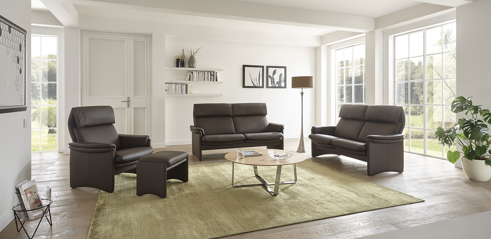 A modern design sofa whose seating comfort you won't want to do without: wonderfully wide neckrests and gently supporting armrest cushions tempt you to close your eyes - not only in the evening hours.