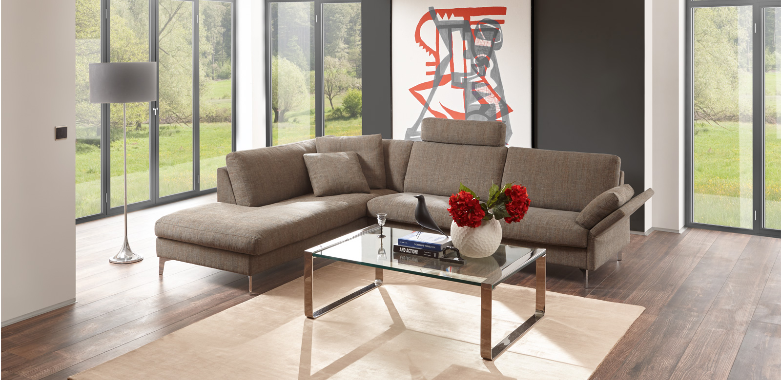 CL990 Longchair-Kombination aus grau-braunem Stoff in einem minimalistischem Wohnzimmer und Blick auf großen Garten