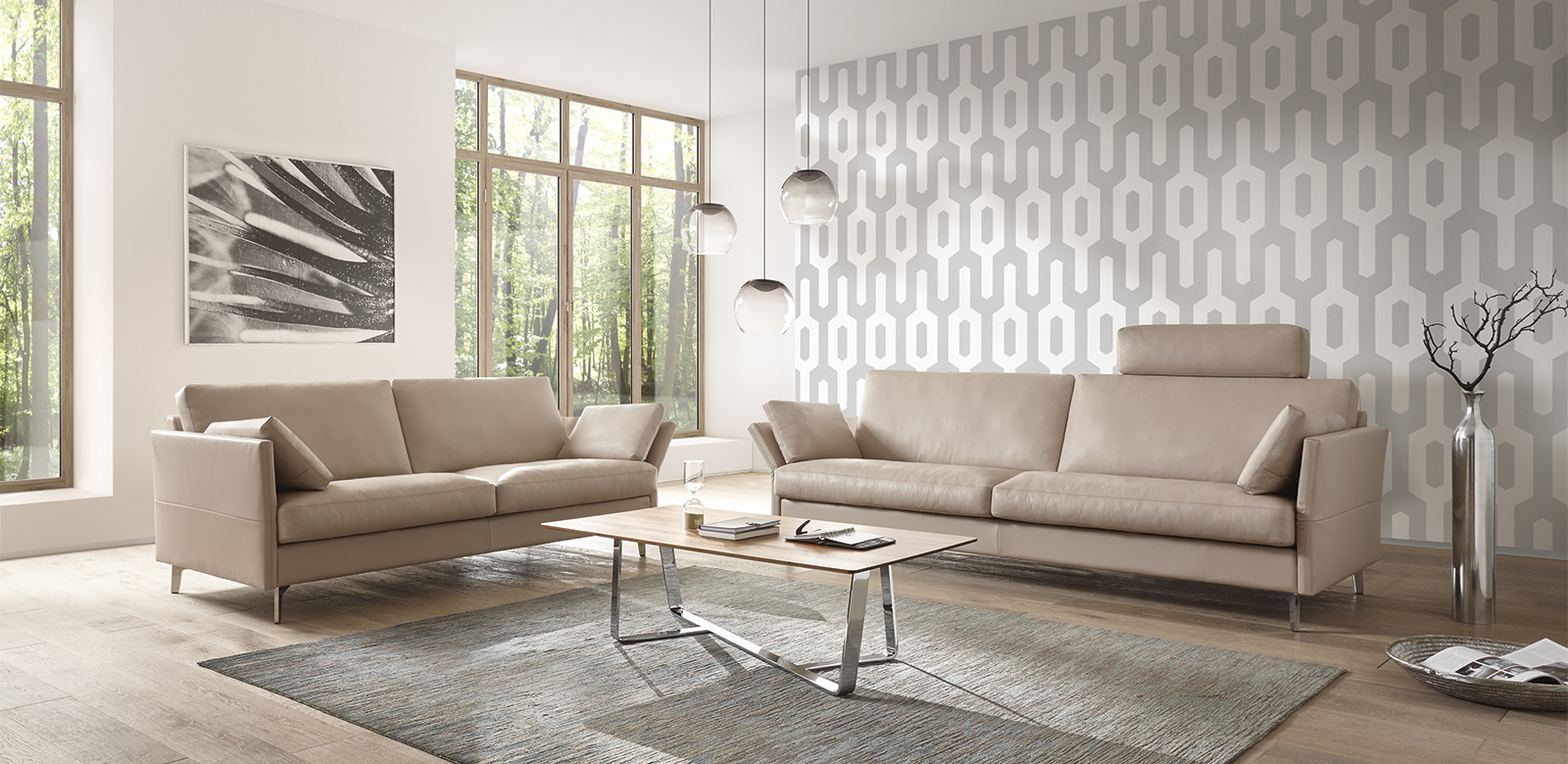 Twee CL990 sofa's in beige leer met hoofdsteun, armleuningkussens en verstelbare armleuningen in grote woonkamer met muur met symmetrisch patroon
