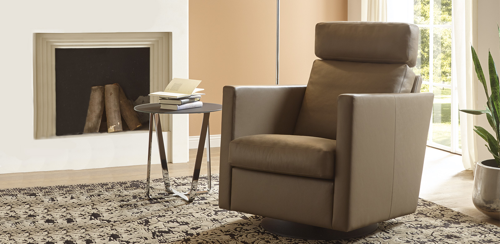 Deze slanke fauteuil past harmonieus in elke configuratie van onze collecties. Een draaiplateau en een schommelfunctie voor maximaal zitcomfort laten niets te wensen over.
