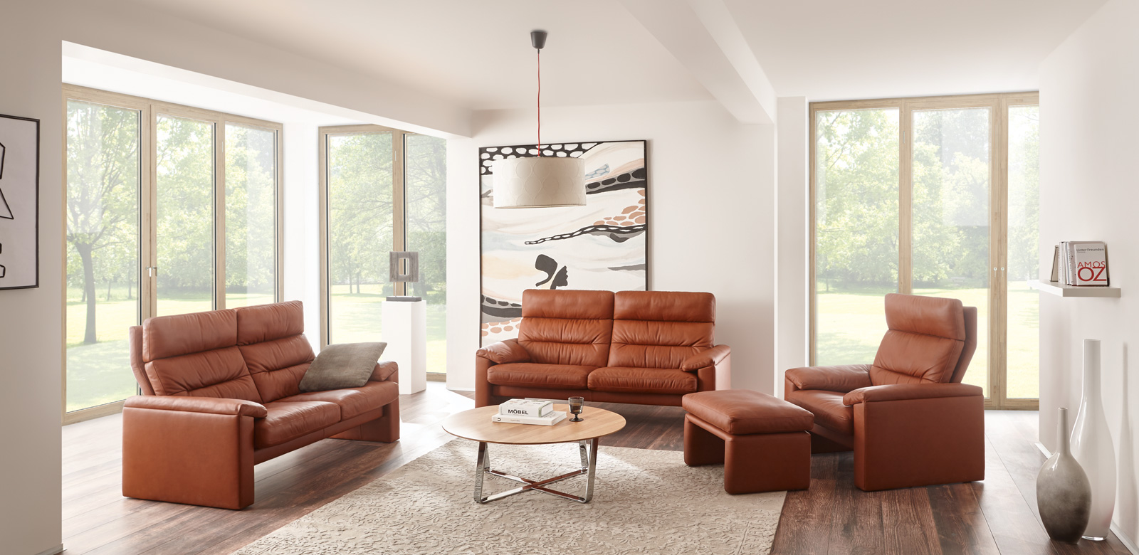 The modern design language of the high-quality Lincoln design leather sofa is reflected in the glove-soft leather, complemented by the flexible adjustment to personal seating habits through functional seat and back cushions: a relax sofa that matches the style of any interior.