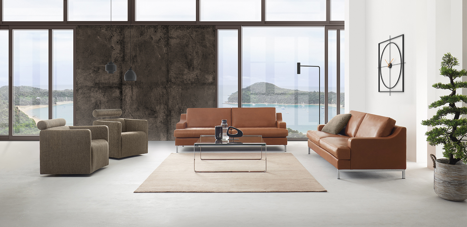 CL770 aus braunem Leder mit zwei Sesseln aus Stoff in modernem Loft-Wohnzimmer mit Seeblick