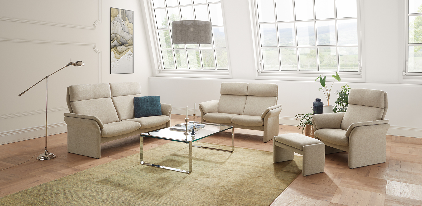 アヴィニヨン・ラインのソファは、言葉にできないほどの快適さを誇ります。ゆるやかな曲線が、あなたをくつろぎの空間へと誘います。
